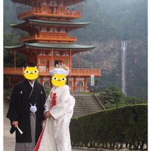 白無垢を着た花嫁と黒紋付を着た花婿